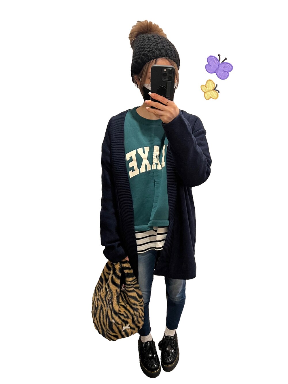 グリーン系のスウェット、ホワイト系のTシャツ/カットソー、ブルー系のデニムパンツを着用したレディースの春コーディネートの2枚目の写真