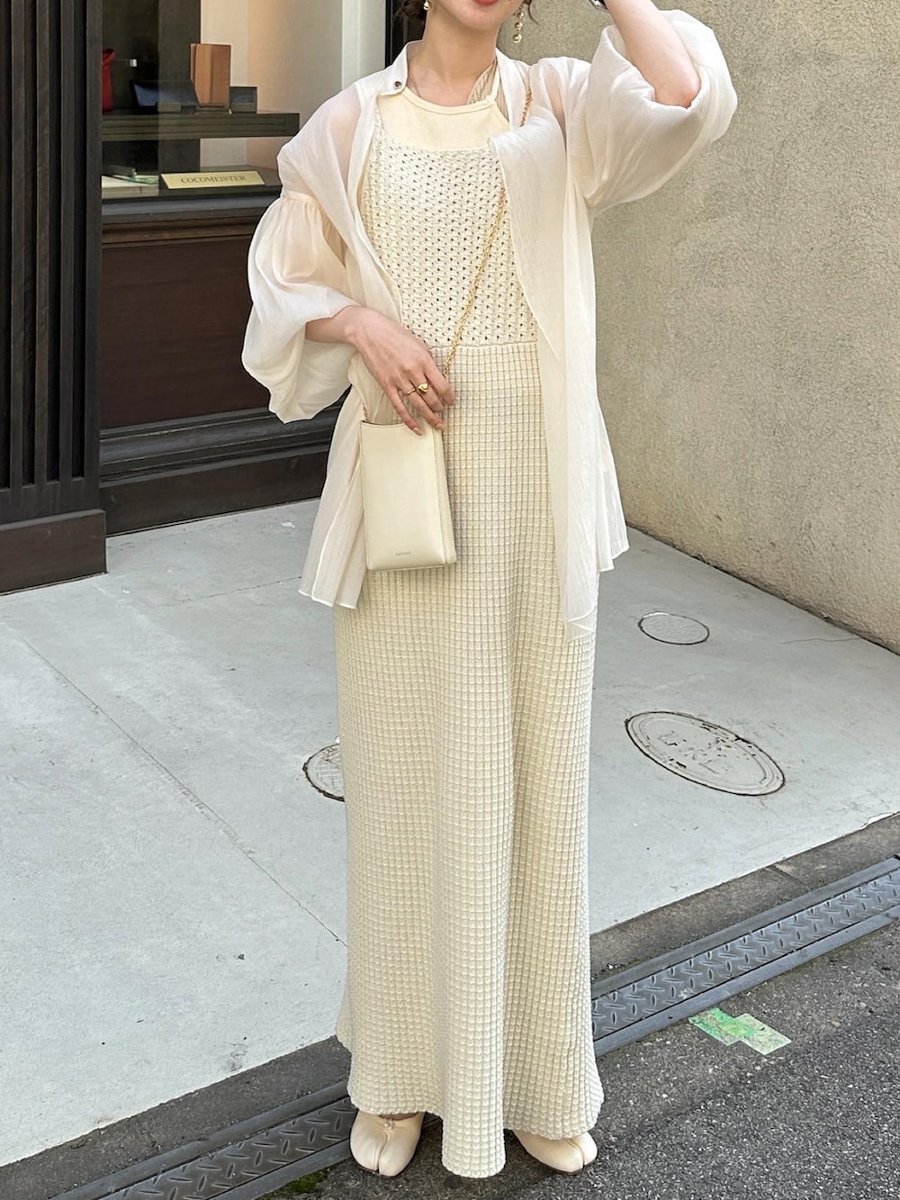 ホワイト系のシャツ/ブラウス、ベージュ系のショルダーバッグを着用したレディースの春コーディネートの3枚目の写真