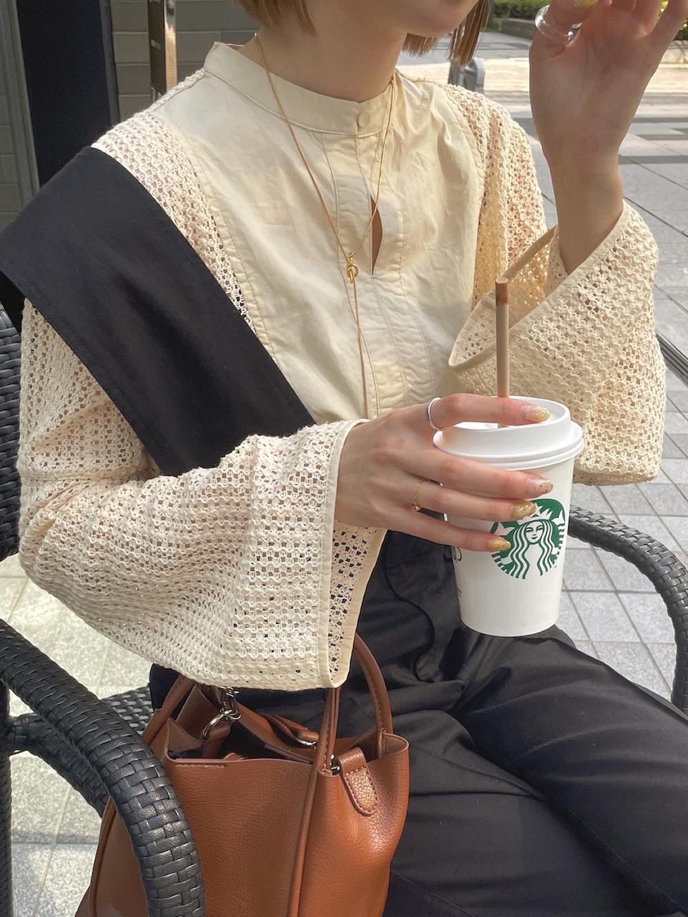 ベージュ系のシャツ/ブラウス、ブラック系のサロペット/オーバーオールを着用したレディースの春コーディネートの3枚目の写真