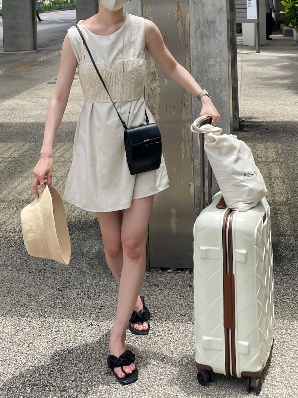 ブラック系のサンダル、ホワイト系のつなぎ/オールインワン、ベージュ系のキャミソールを着用したレディースの夏コーディネートの3枚目の写真