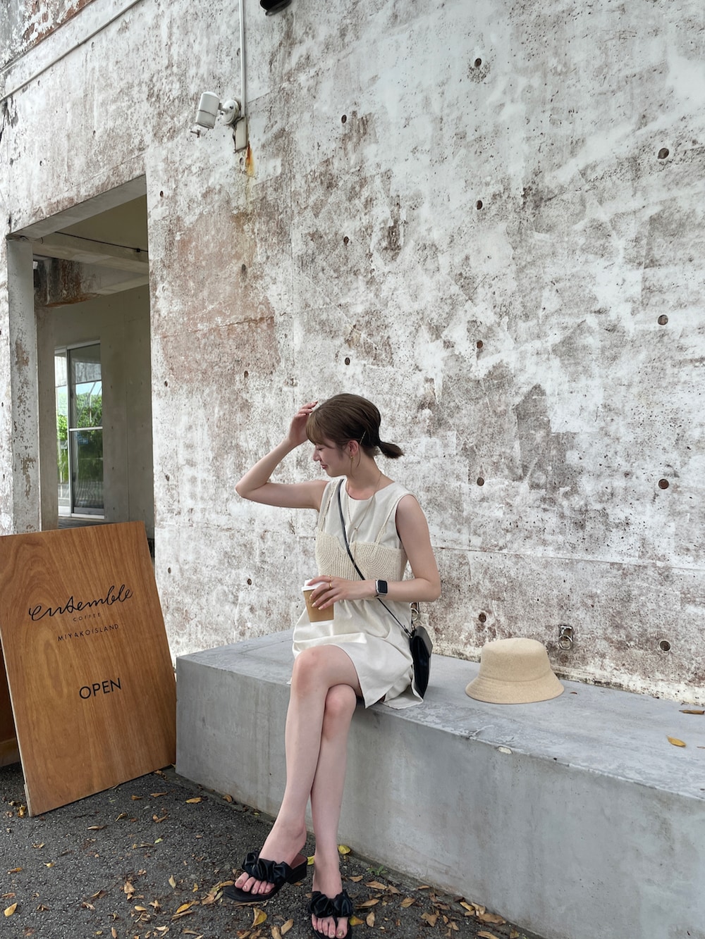 ブラック系のサンダル、ホワイト系のつなぎ/オールインワン、ベージュ系のキャミソールを着用したレディースの夏コーディネートの2枚目の写真