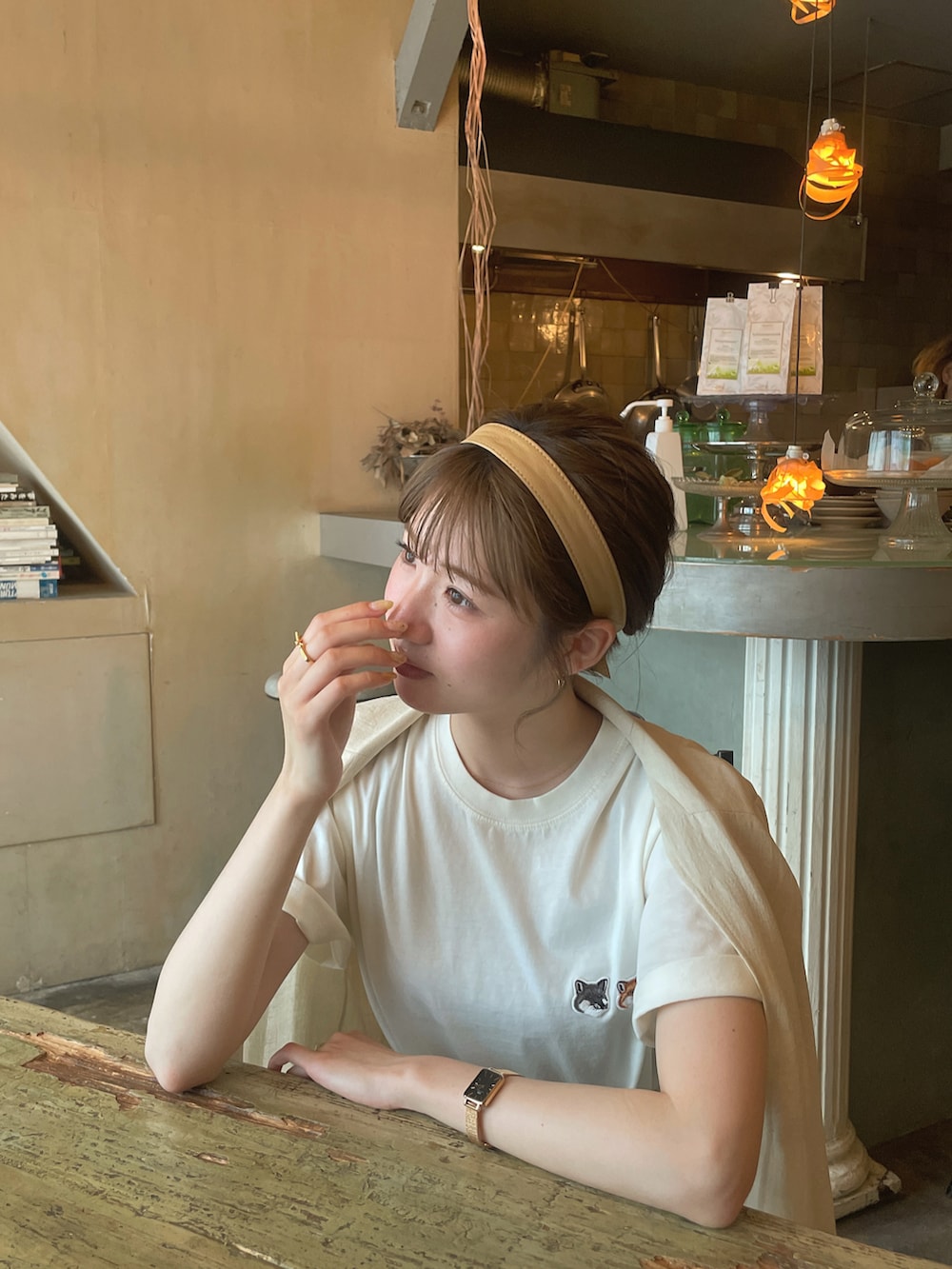 ホワイト系のTシャツ/カットソー、ベージュ系のスカート、ベージュ系のサンダルを着用したレディースの春コーディネートの2枚目の写真