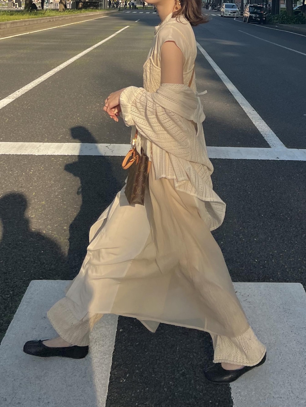 ブラック系のバレエシューズ、ベージュ系のシャツワンピース、ベージュ系のパンツを着用したレディースの春コーディネートの3枚目の写真