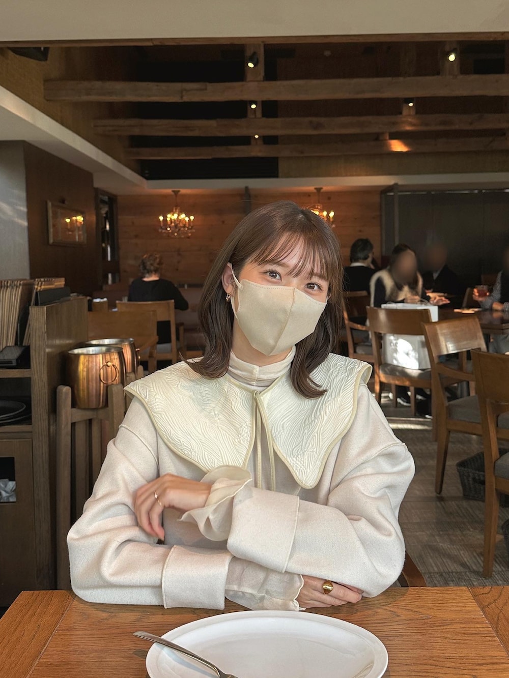 ブラウン系のスカート、ブラック系のブーツ、ベージュ系のノーカラージャケットを着用したレディースの冬コーディネートの4枚目の写真