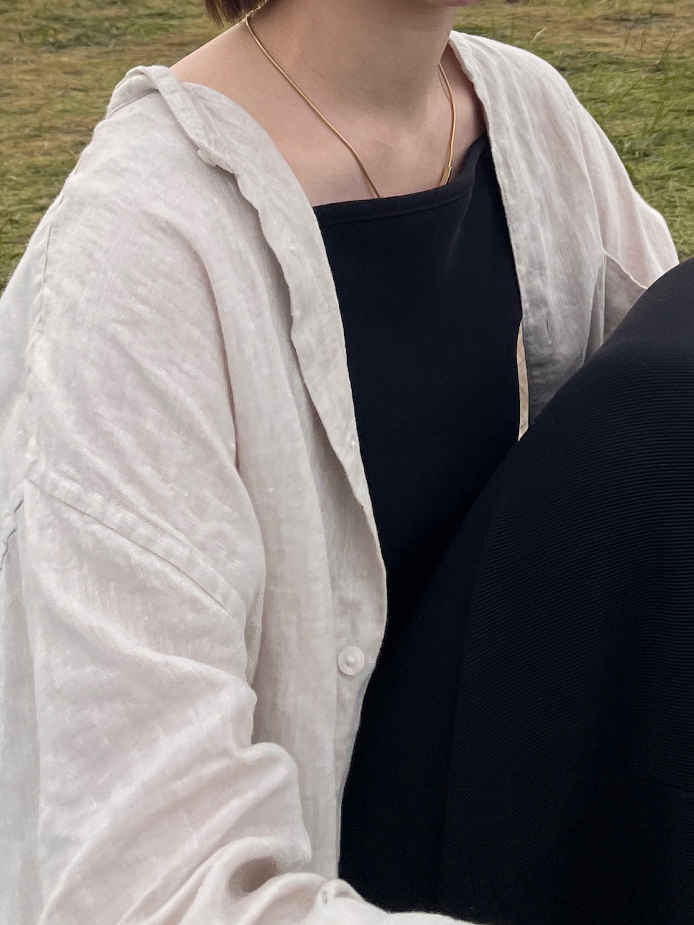 ブラック系のワンピース/ドレス、ホワイト系のショルダーバッグ、ベージュ系のシャツ/ブラウスを着用したレディースの春コーディネートの2枚目の写真