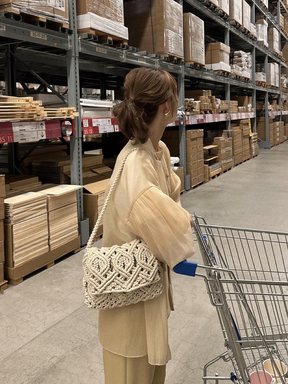 イエロー系のパンツ、ホワイト系のハンドバッグ、ベージュ系のシャツ/ブラウスを着用したレディースの春コーディネートの5枚目の写真