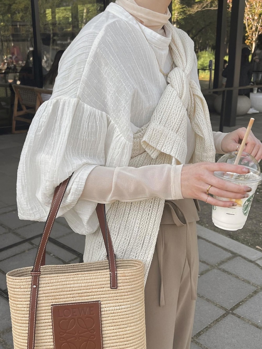 イエロー系のパンツ、ホワイト系のパンプス、ホワイト系のシャツ/ブラウスを着用したレディースの春コーディネートの2枚目の写真