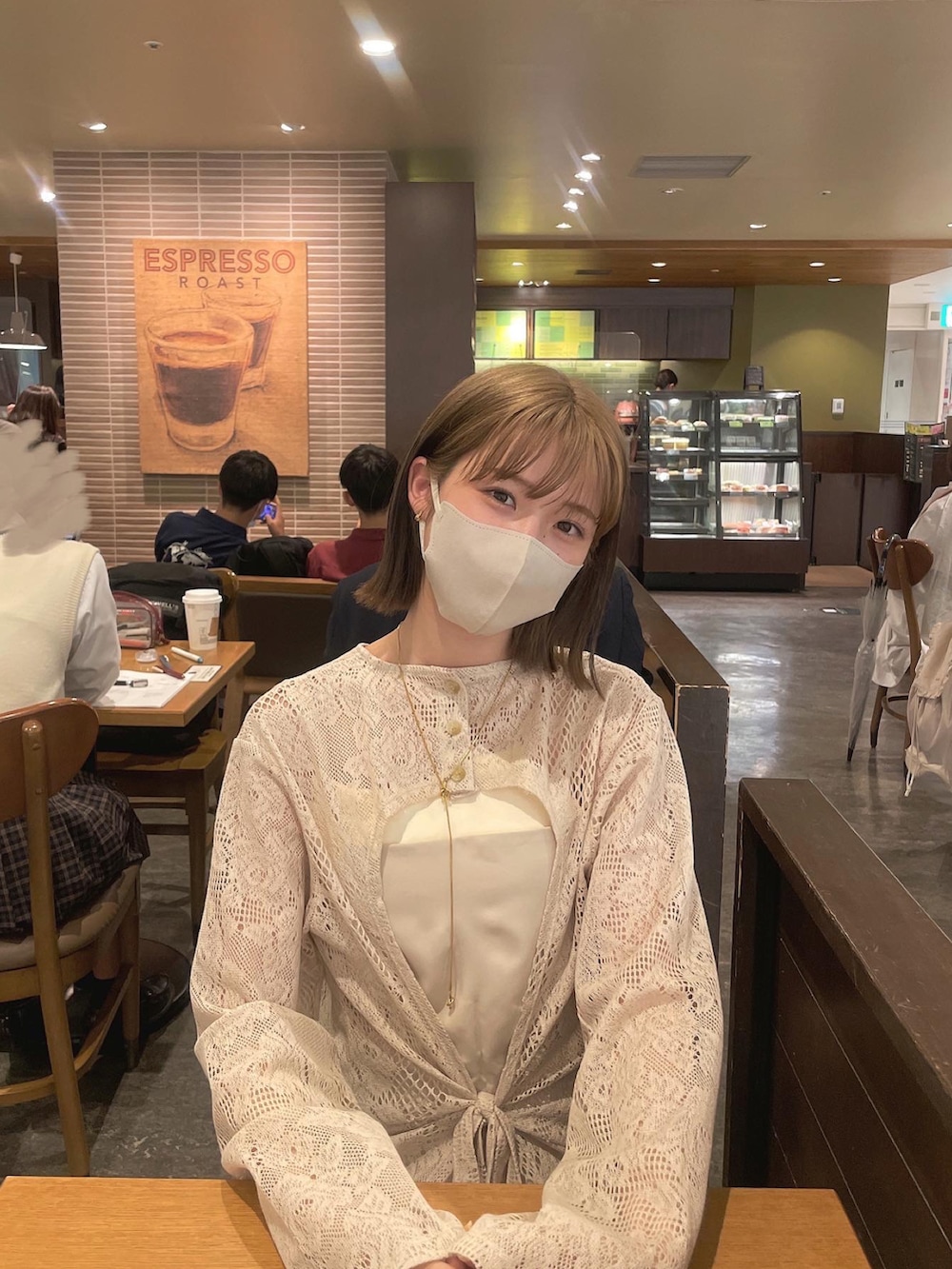 ベージュ系のオールインワン・サロペット、ベージュ系のワンピース/ドレス、ブラウン系のトートバッグを着用したレディースの夏コーディネートの3枚目の写真