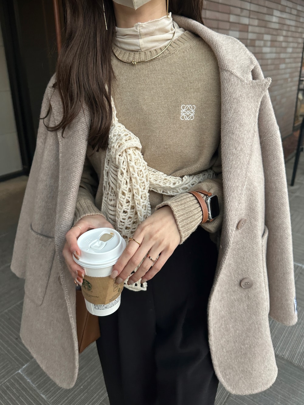 ブラック系のスラックス、ブラック系のバレエシューズ、ベージュ系のテーラードジャケットを着用したレディースの冬コーディネートの3枚目の写真