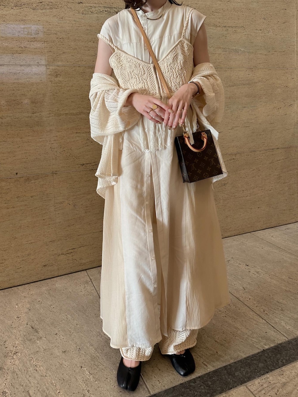 ブラック系のバレエシューズ、ベージュ系のシャツワンピース、ベージュ系のパンツを着用したレディースの春コーディネートの4枚目の写真