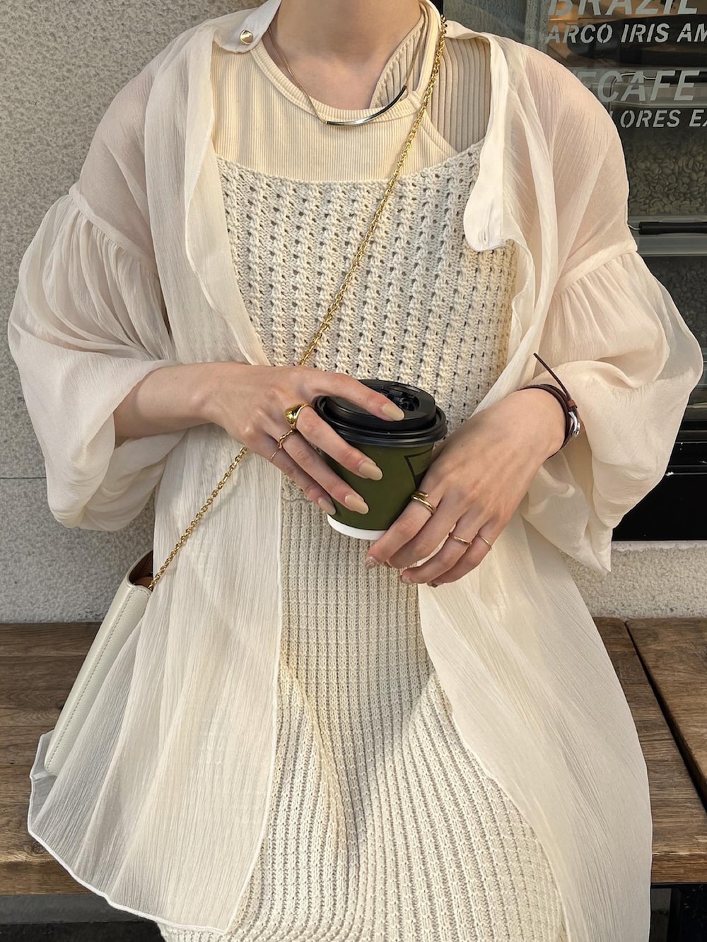 ホワイト系のシャツ/ブラウス、ベージュ系のショルダーバッグを着用したレディースの春コーディネートの2枚目の写真