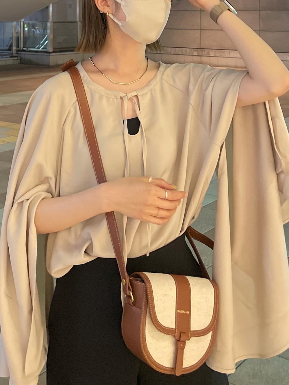 ブラウン系のサンダル、ベージュ系のその他パンツ、ベージュ系のシャツ/ブラウスを着用したレディースの春コーディネートの3枚目の写真