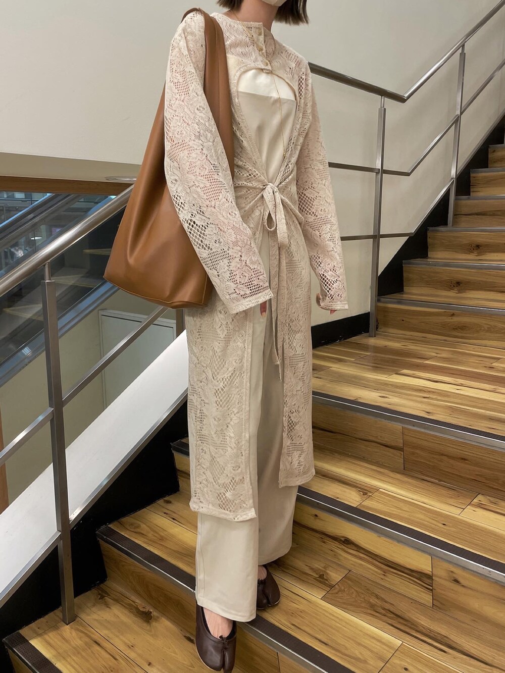 ベージュ系のオールインワン・サロペット、ベージュ系のワンピース/ドレス、ブラウン系のトートバッグを着用したレディースの夏コーディネートの2枚目の写真