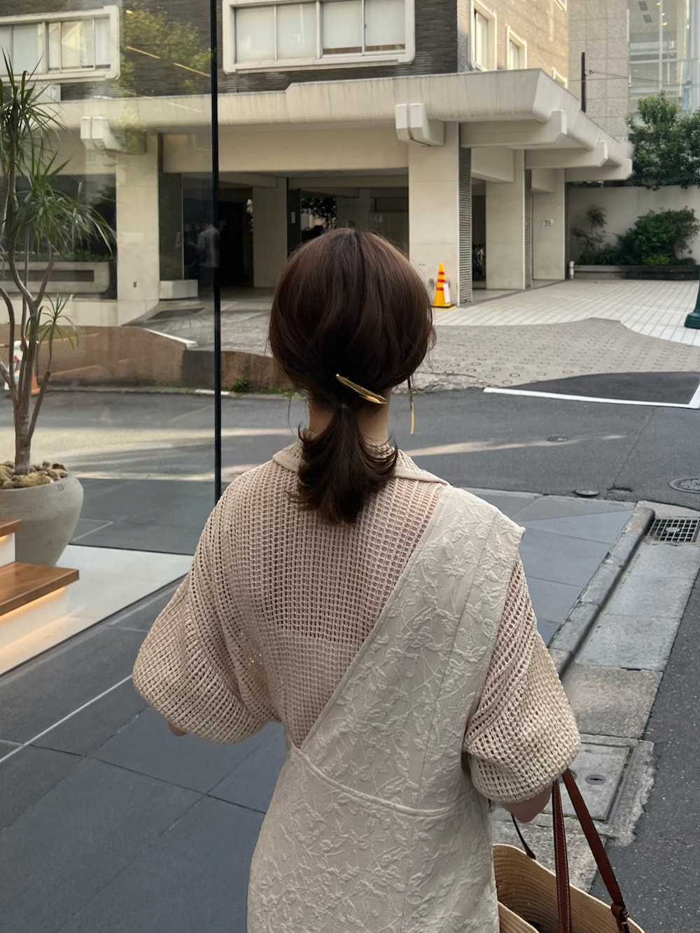 ベージュ系のバッグ、ベージュ系のジャンパースカート、ベージュ系のシャツ/ブラウスを着用したレディースの春コーディネートの4枚目の写真