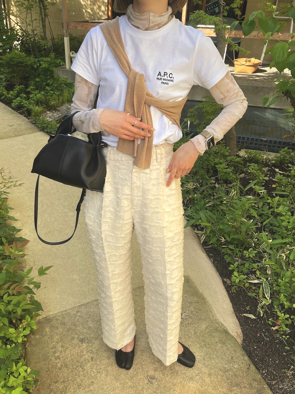 ホワイト系のその他パンツ、ブラック系のバレエシューズ、ブラック系のショルダーバッグを着用したレディースの春コーディネートの2枚目の写真