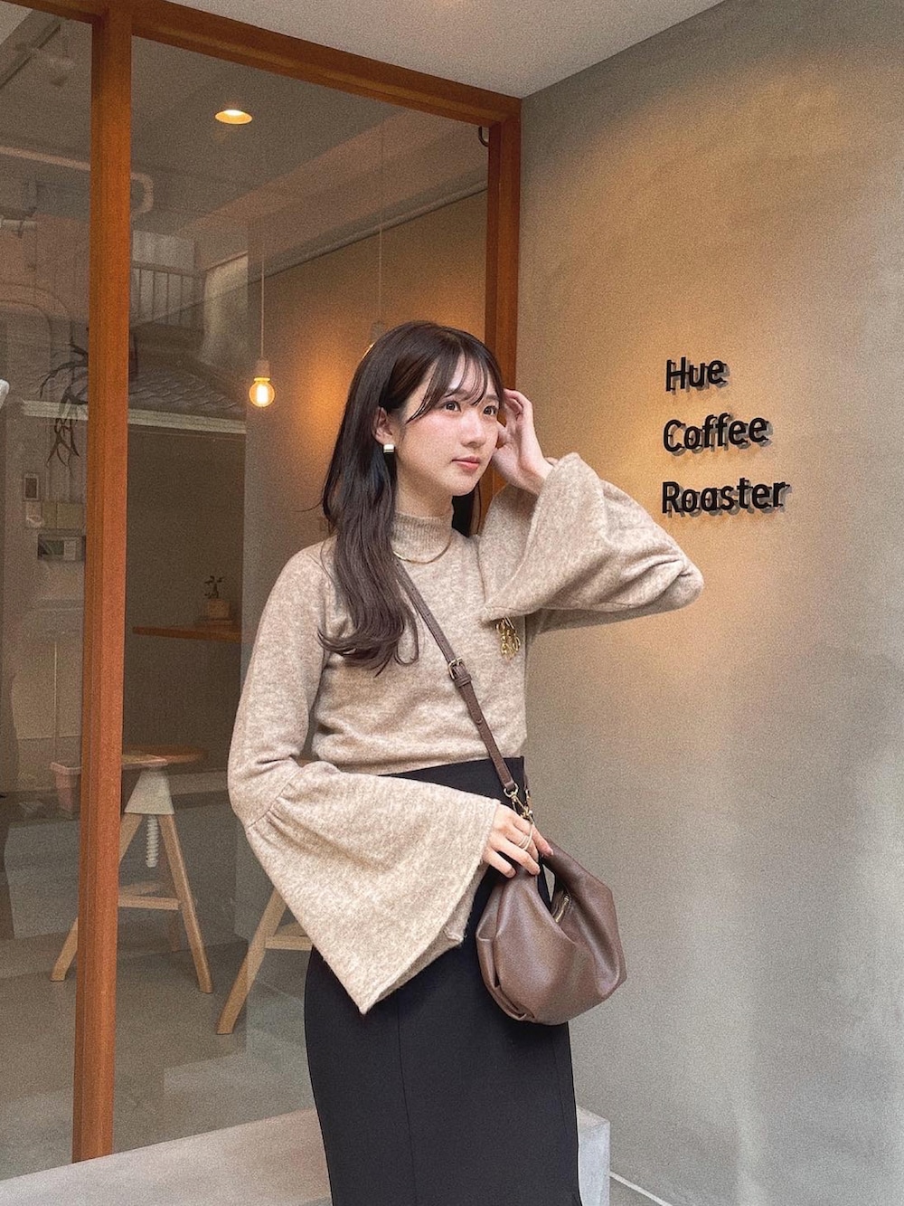 「秋ルック紹介するよ、休日コーデ、休日スタイル、オトナ女子、シンプルコーデ、秋冬コーデ、きれいめコーディネート、ベージュ、淡色コーデ、高身長女子、マーメイドスカート、秋カラー、秋服準備はじめました」｜「Èaphiのアイテム（スカート、ブラウン系）」を使った、hasuneさん（レディース・164cm）の秋コーディネートの2枚目の写真