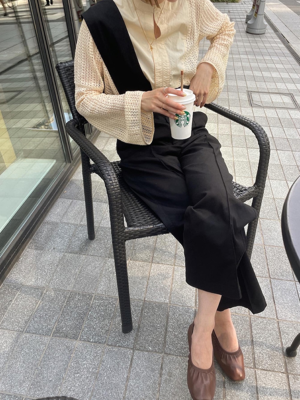 ベージュ系のシャツ/ブラウス、ブラック系のサロペット/オーバーオールを着用したレディースの春コーディネートの2枚目の写真