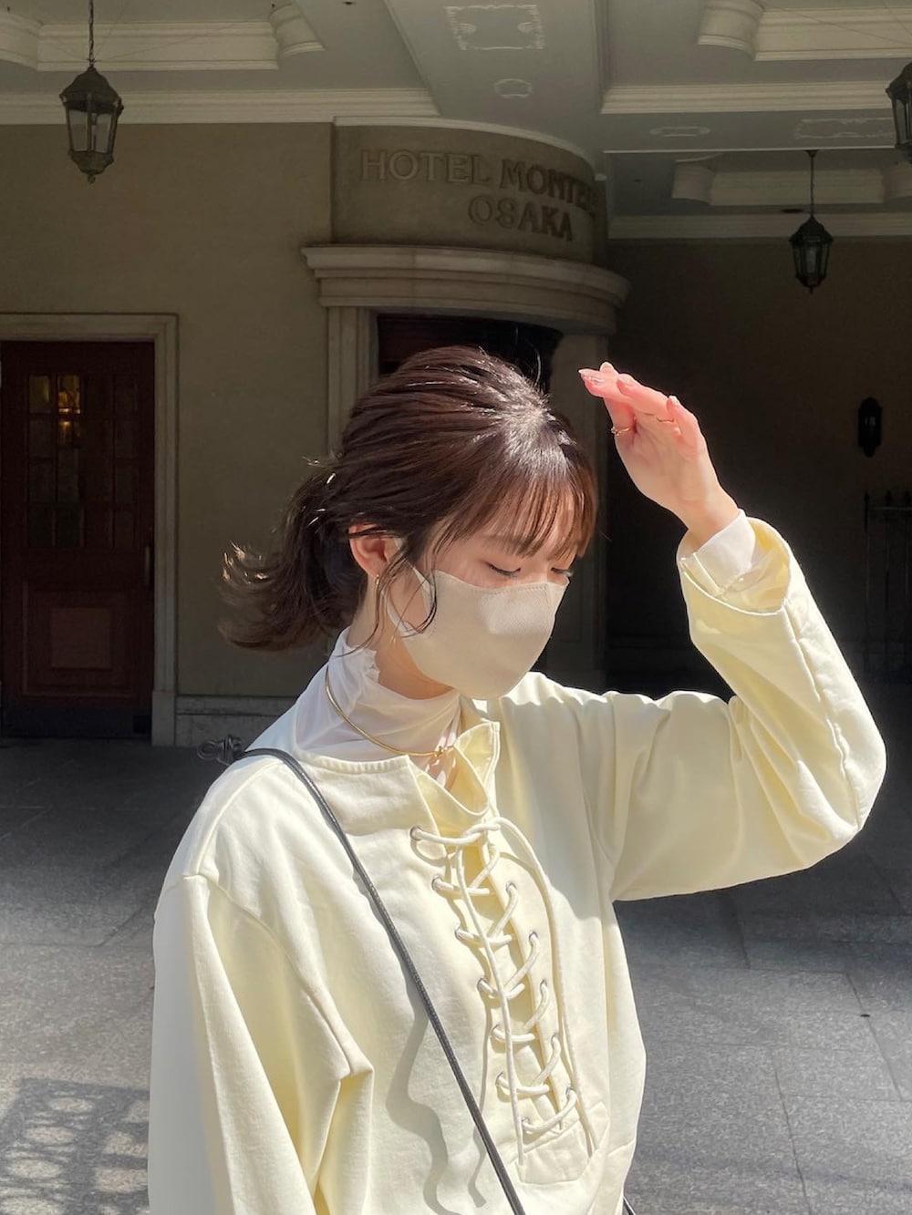 ホワイト系のTシャツ/カットソー、グレー系のショルダーバッグ、ブルー系のデニムパンツを着用したレディースの春コーディネートの4枚目の写真