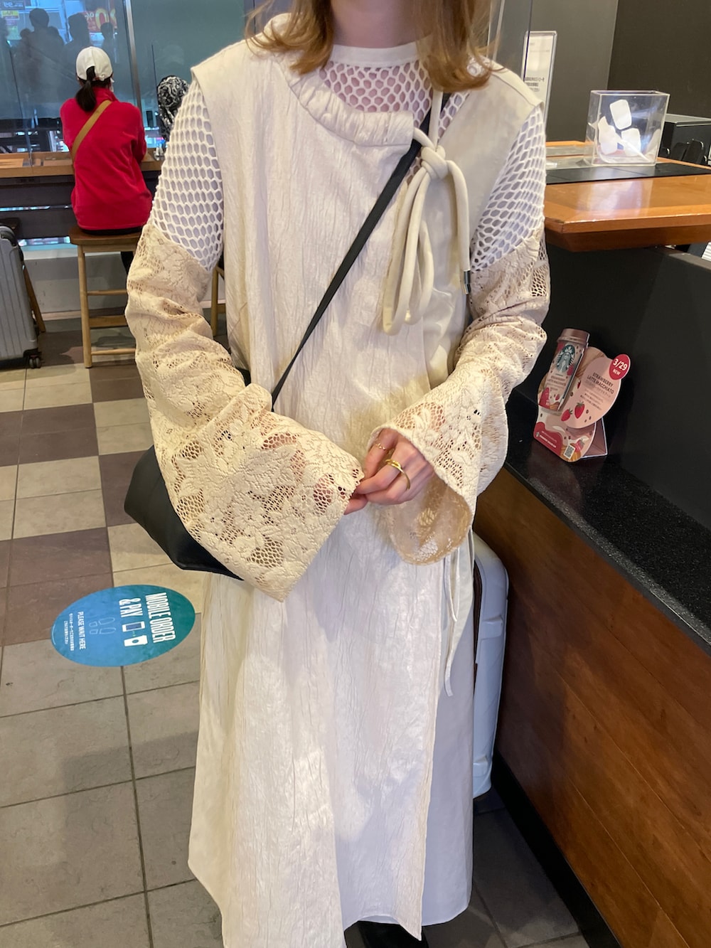 ベージュ系のワンピース、ベージュ系のシャツ/ブラウス、ブラック系のブーツを着用したレディースの春コーディネートの3枚目の写真