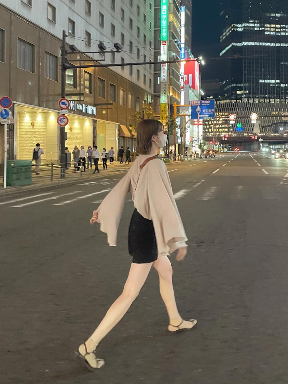 ブラウン系のサンダル、ベージュ系のその他パンツ、ベージュ系のシャツ/ブラウスを着用したレディースの春コーディネートの2枚目の写真