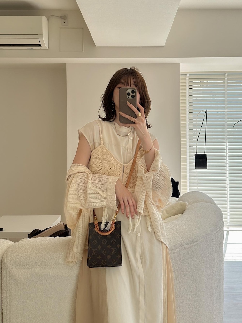 ブラック系のバレエシューズ、ベージュ系のシャツワンピース、ベージュ系のパンツを着用したレディースの春コーディネートの5枚目の写真