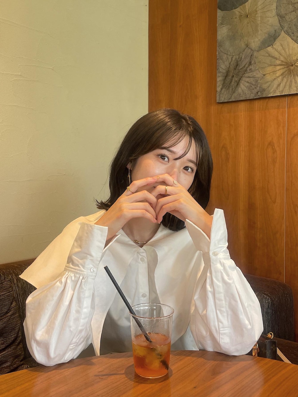 ブラウン系のスカート、ホワイト系のシャツ/ブラウス、ブラウン系のバレエシューズを着用したレディースの秋コーディネートの3枚目の写真