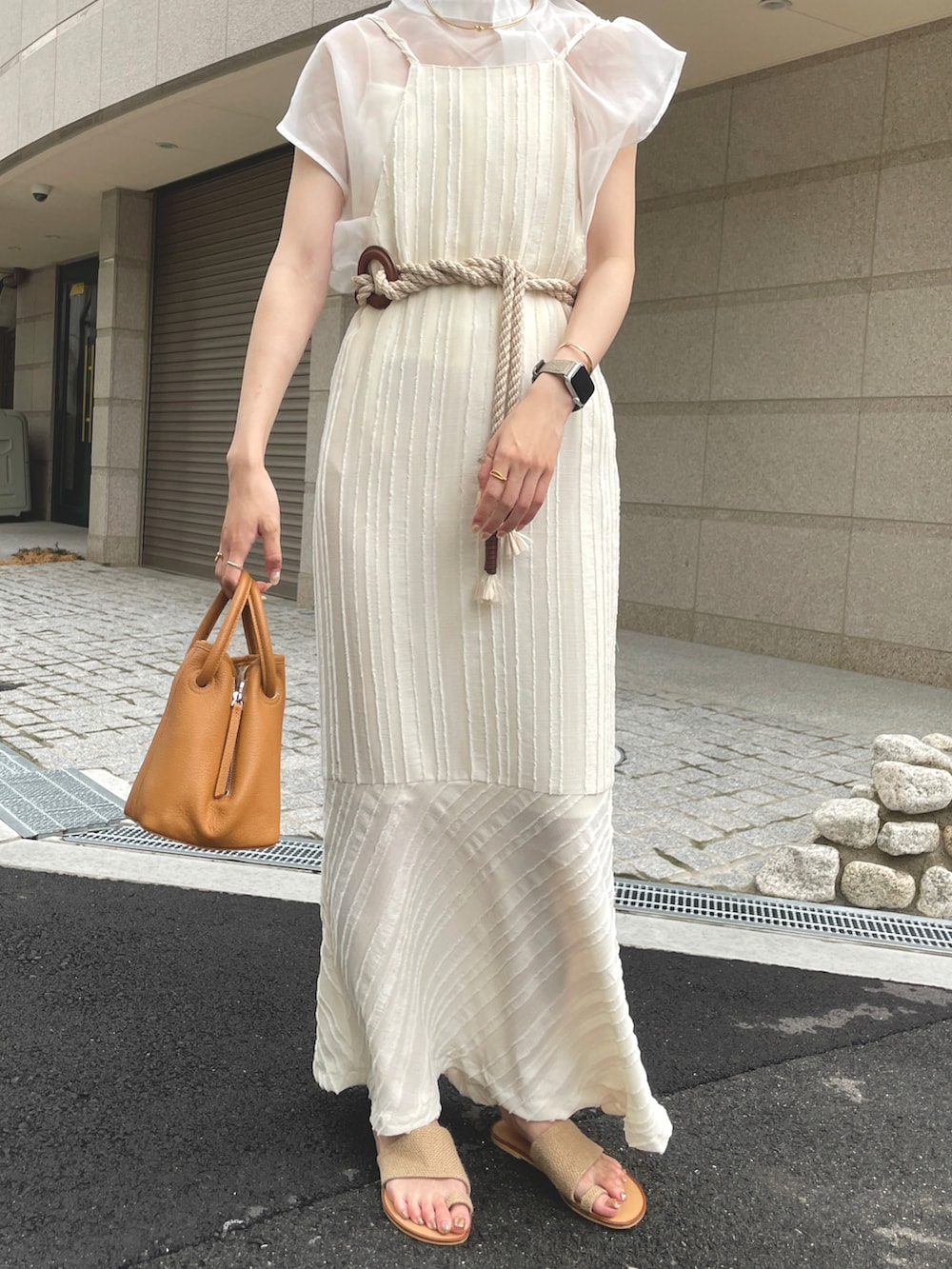 ベージュ系のワンピース、ホワイト系のシャツ/ブラウス、ベージュ系のベルトを着用したレディースの夏コーディネートの3枚目の写真