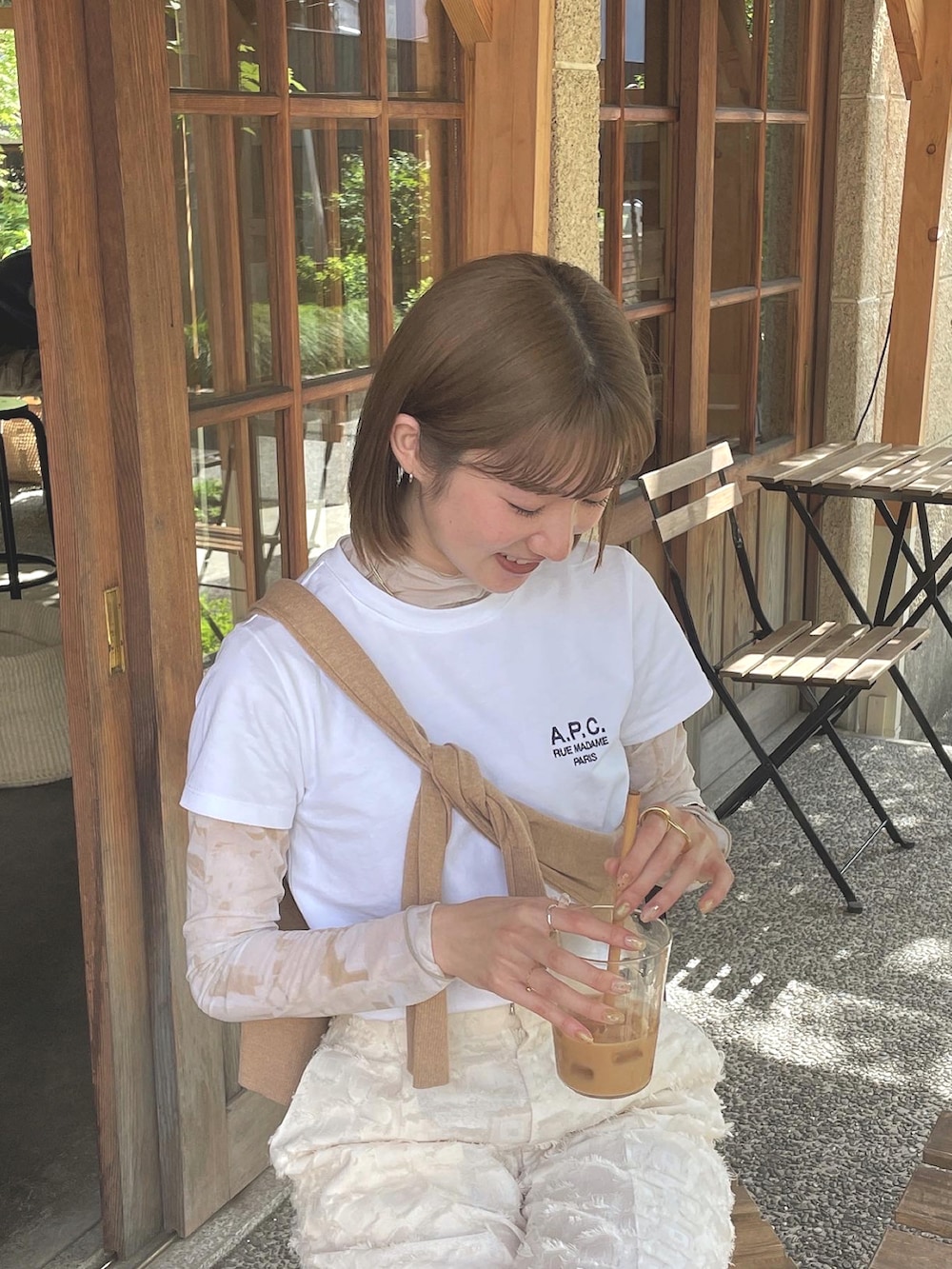 ホワイト系のその他パンツ、ブラック系のバレエシューズ、ブラック系のショルダーバッグを着用したレディースの春コーディネートの3枚目の写真