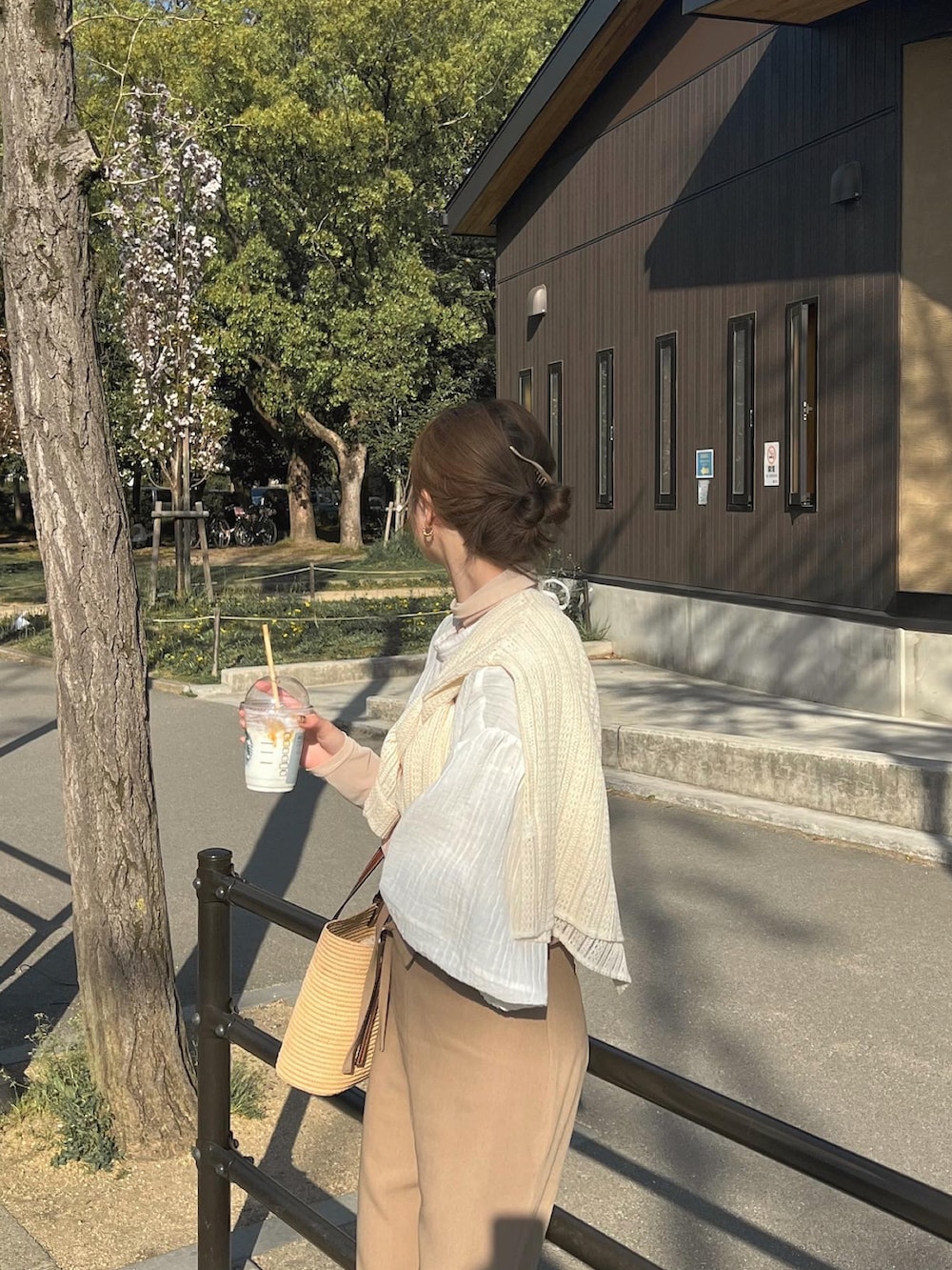 イエロー系のパンツ、ホワイト系のパンプス、ホワイト系のシャツ/ブラウスを着用したレディースの春コーディネートの3枚目の写真