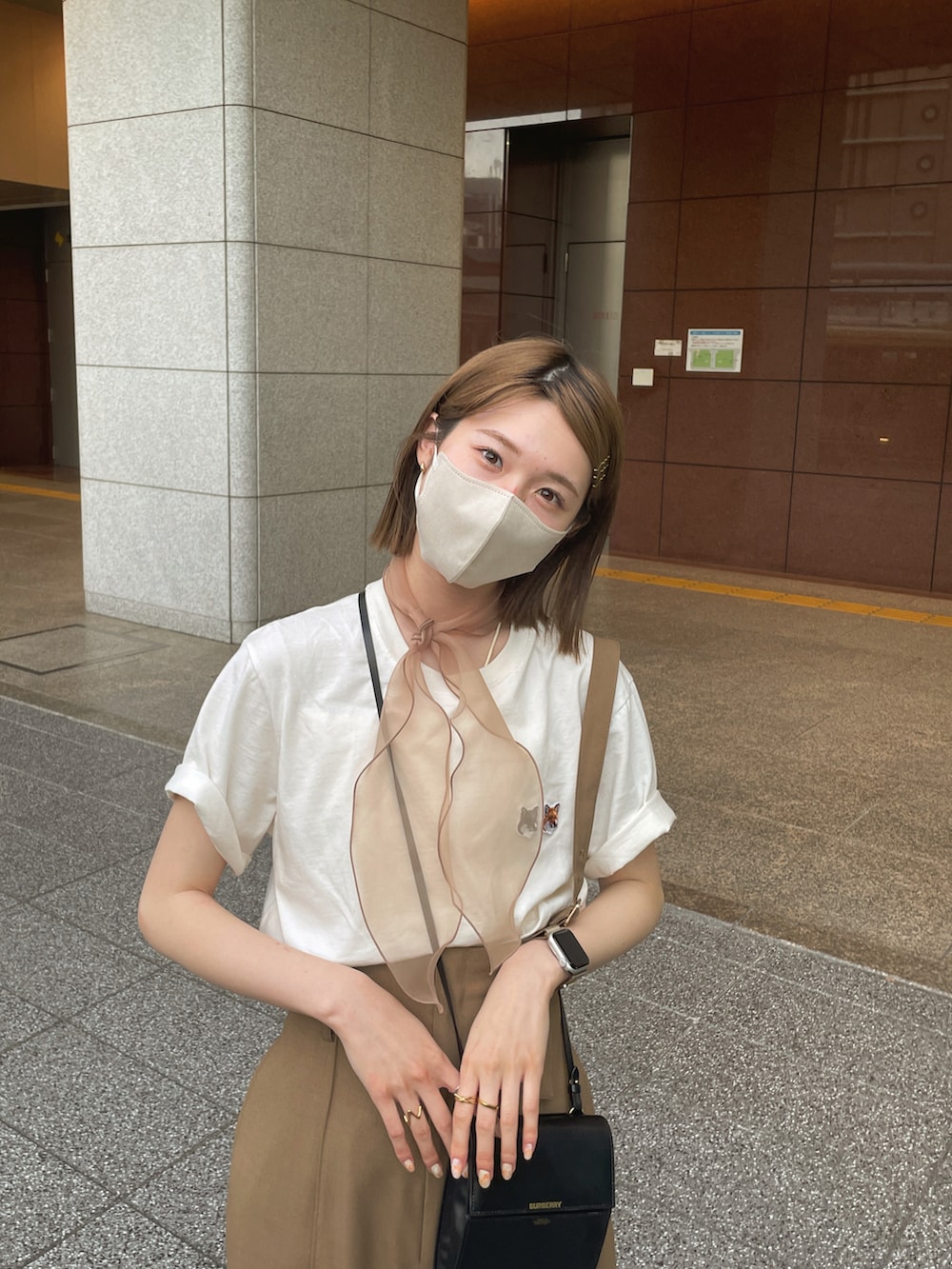 ブラウン系のその他パンツ、ブラック系のサンダル、ブラック系のショルダーバッグを着用したレディースの春コーディネートの2枚目の写真