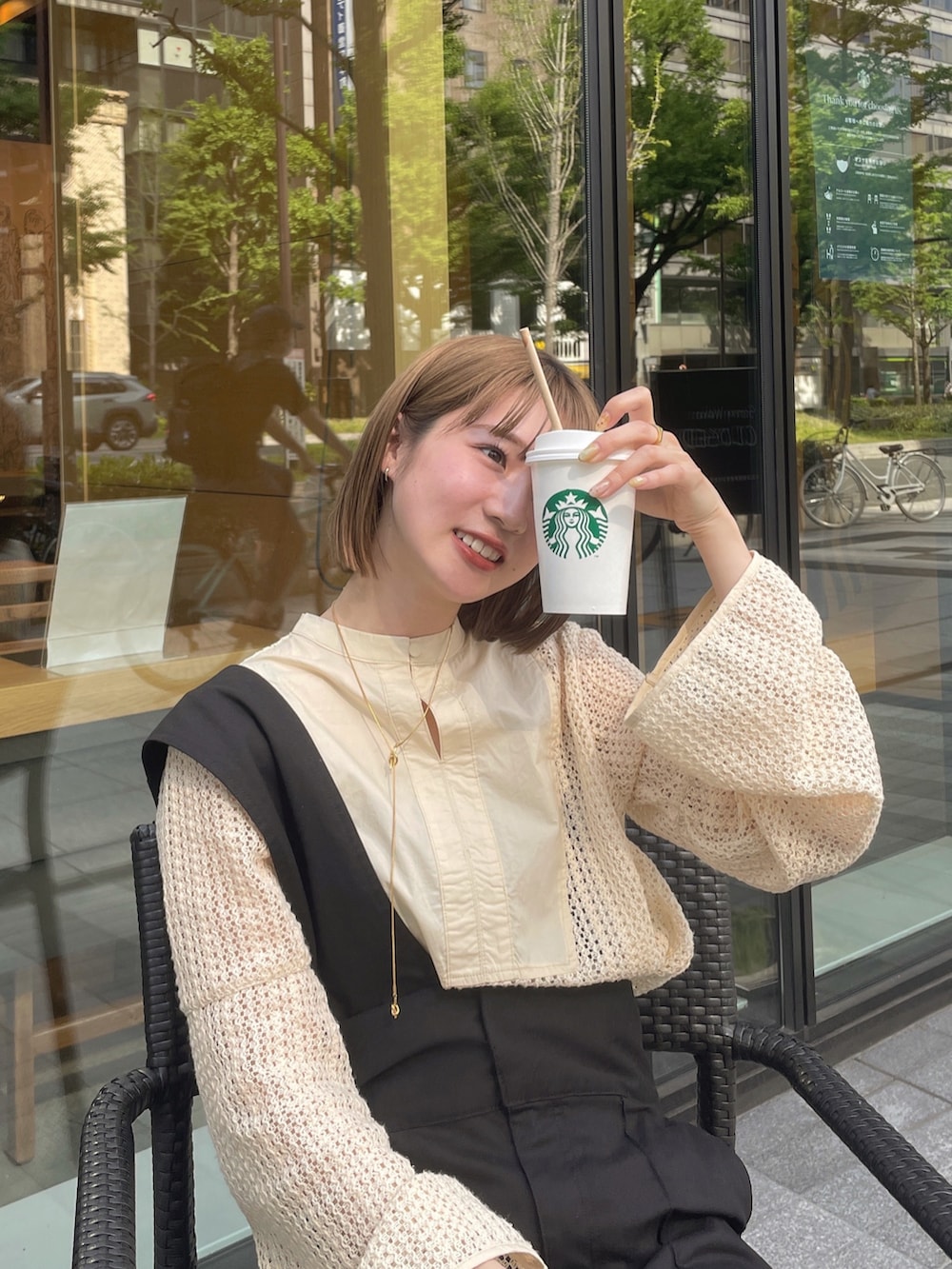 ベージュ系のシャツ/ブラウス、ブラック系のサロペット/オーバーオールを着用したレディースの春コーディネートの4枚目の写真