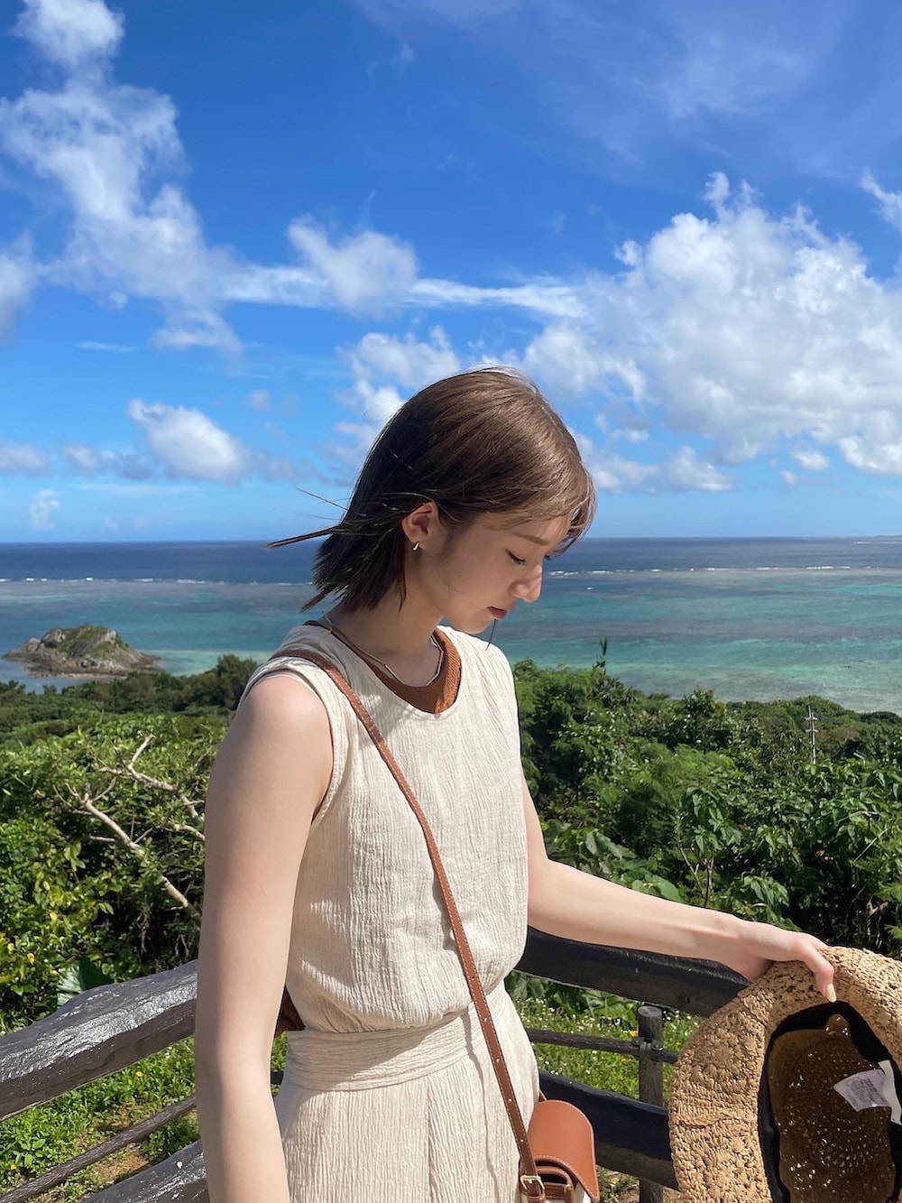 ホワイト系のワンピース、ブラウン系のタンクトップ、ブラウン系のサンダルを着用したレディースの夏コーディネートの4枚目の写真