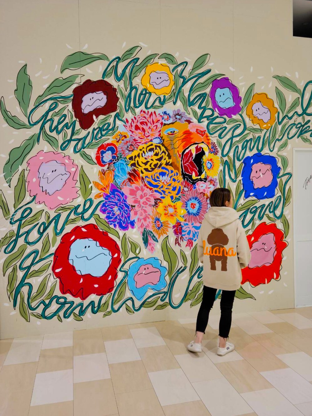 ベージュ系のパーカーを着用したレディースの春コーディネートの2枚目の写真