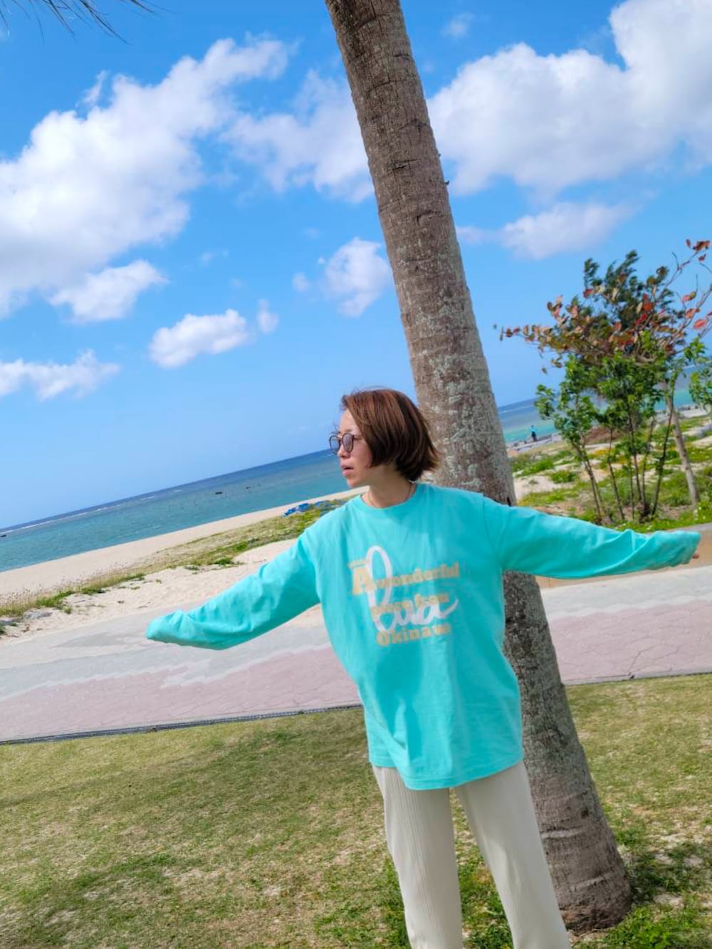 ブルー系のTシャツ/カットソーを着用したレディースの春コーディネートの2枚目の写真