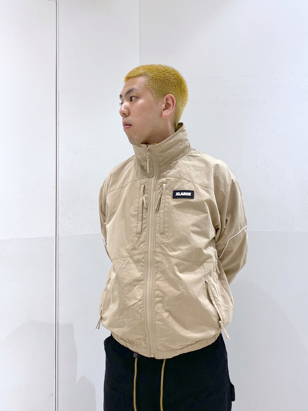 「私の推しブランド、XLARGE」｜「XLARGEのMULTI ZIP JACKET（ブルゾン、ベージュ系）」を使った、中山 麗士さん（メンズ・178cm）の冬コーディネートの2枚目の写真