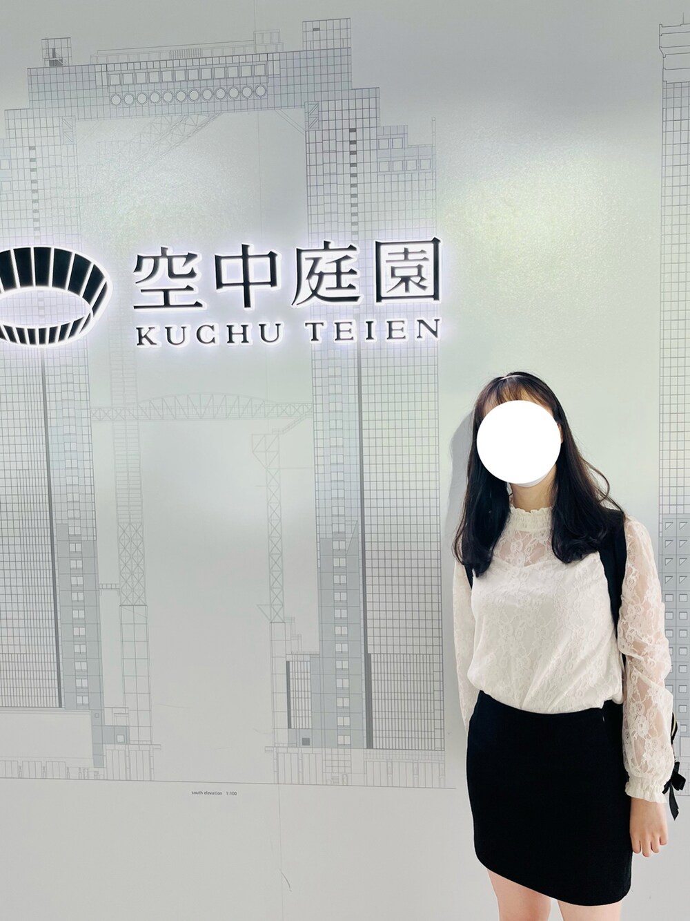 ブラック系のスカート、ブラウン系のローファー、ホワイト系のTシャツ/カットソーを着用したレディースの夏コーディネートの2枚目の写真