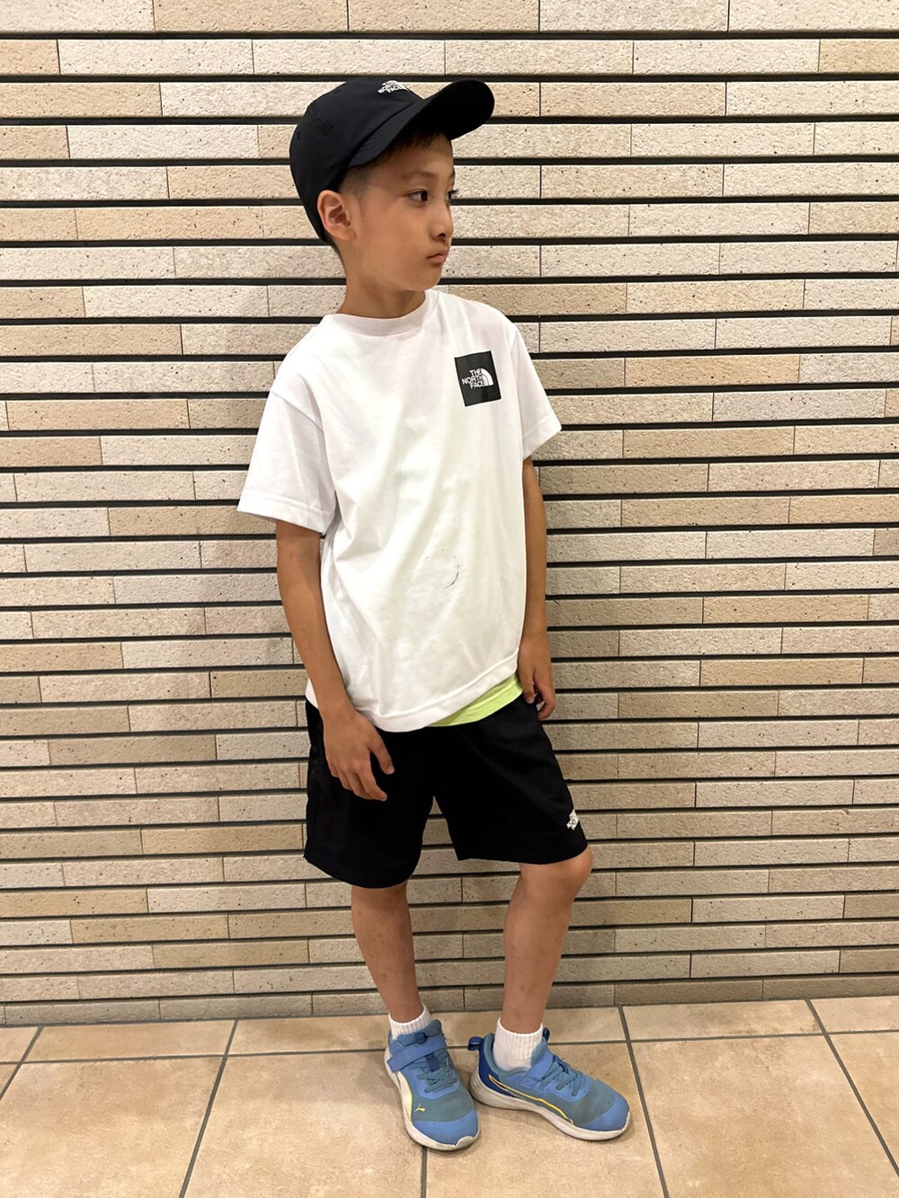 ホワイト系のTシャツ/カットソー、ブラック系のその他パンツ、ブルー系のスニーカーを着用したキッズの夏コーディネートの2枚目の写真