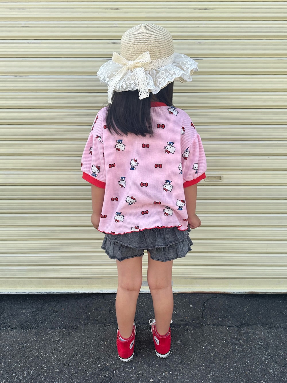 ピンク系のTシャツ/カットソー、ブラック系のその他パンツ、ホワイト系のショルダーバッグを着用したキッズの夏コーディネートの2枚目の写真