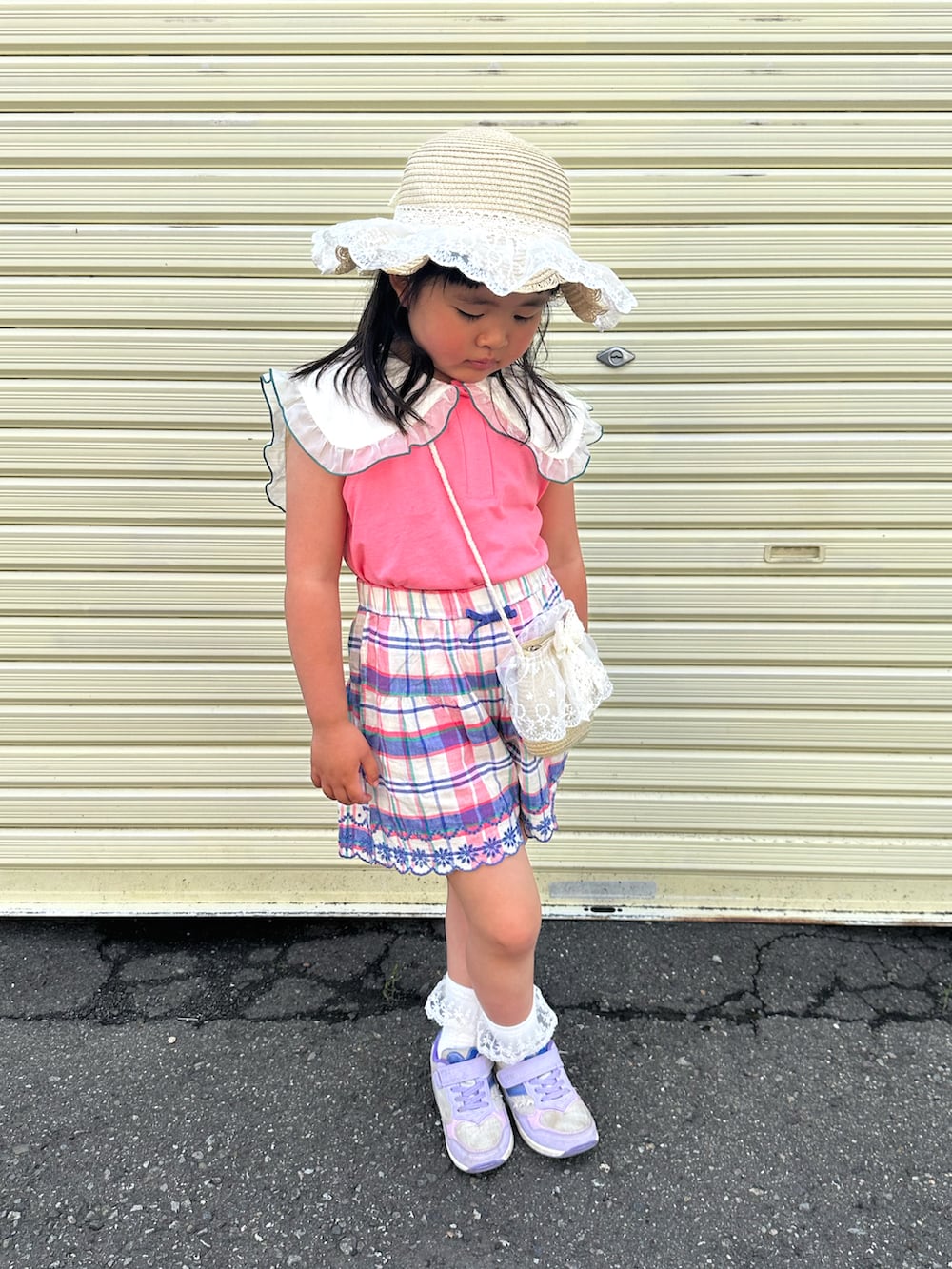 パープル系のスニーカー、ピンク系のTシャツ/カットソー、ホワイト系のショルダーバッグを着用したキッズの夏コーディネートの2枚目の写真