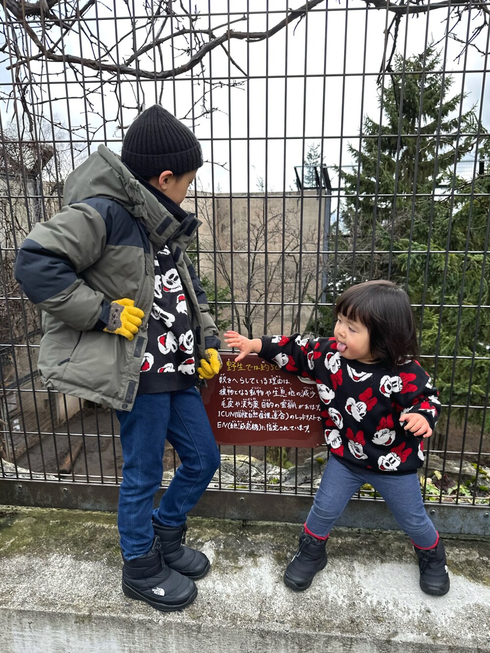 グリーン系のダウンジャケット/コート、ブラック系のパンツ、ブラック系のブーツを着用したキッズの秋コーディネートの2枚目の写真