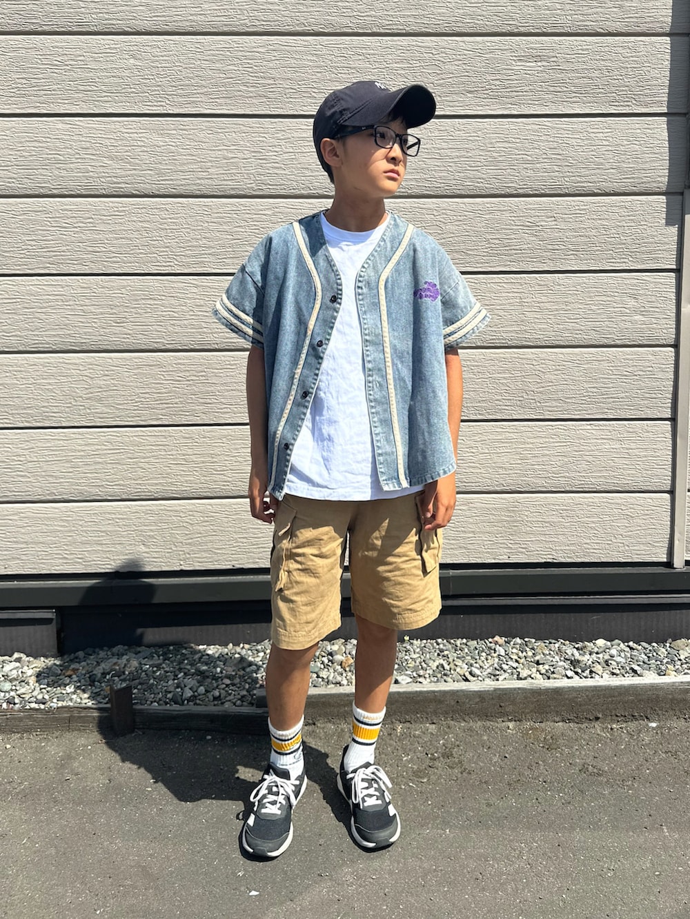 ブラック系のスニーカー、ベージュ系のその他パンツ、ホワイト系のタンクトップを着用したキッズの夏コーディネートの2枚目の写真