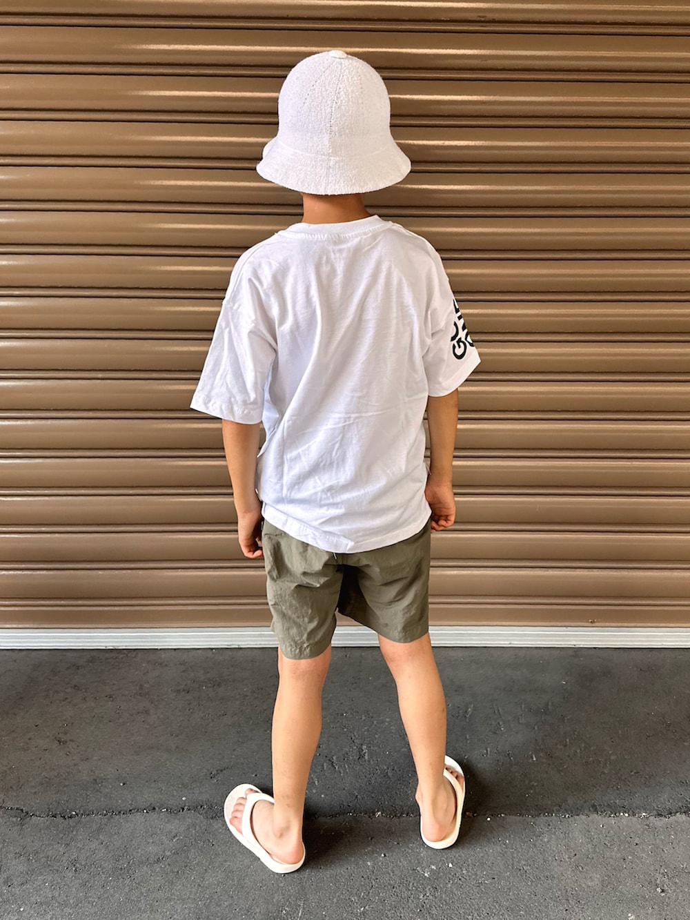 ホワイト系のTシャツ/カットソー、グリーン系のその他パンツ、ホワイト系のサンダルを着用したキッズの夏コーディネートの3枚目の写真