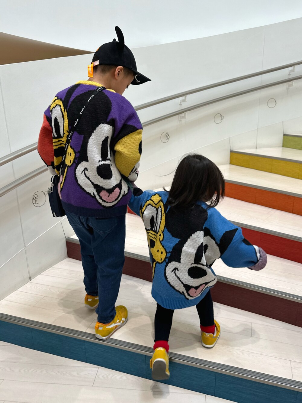 その他のニット/セーター、ブルー系のデニムパンツ、イエロー系のスニーカーを着用したキッズの冬コーディネートの2枚目の写真