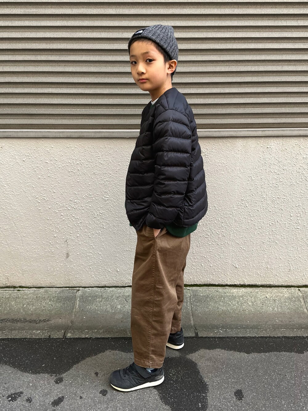 ブラック系のダウンジャケット/コート、グリーン系のベスト、ホワイト系のTシャツ/カットソーを着用したキッズの秋コーディネートの3枚目の写真