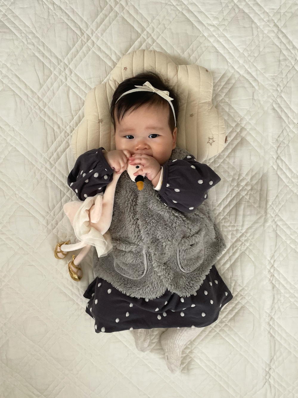 グレー系のワンピース、グリーン系のその他アウター、ベージュ系のタイツ/ストッキングを着用したキッズの冬コーディネートの3枚目の写真