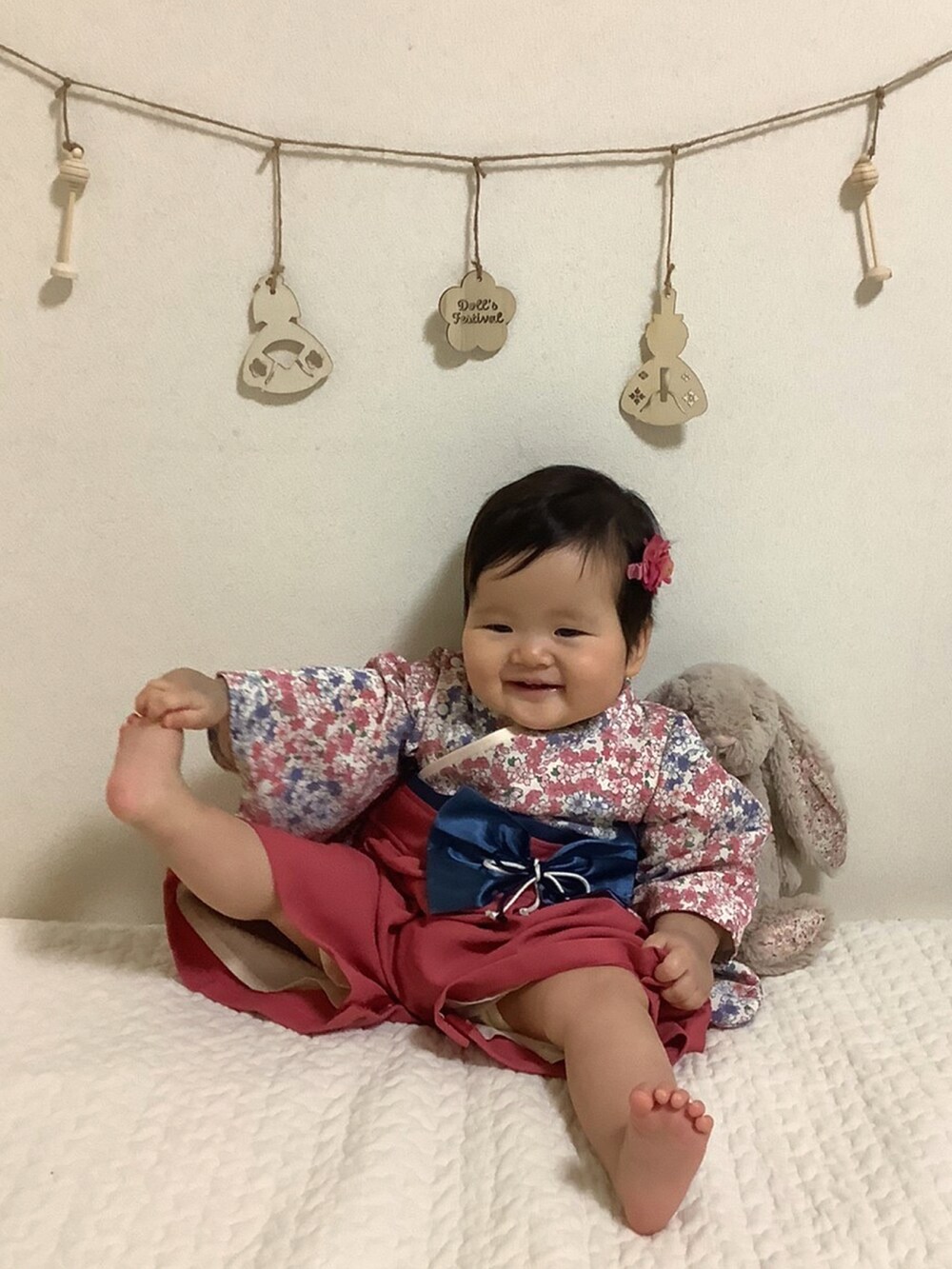 ホワイト系の着物、その他のおもちゃを着用したキッズの春コーディネートの3枚目の写真