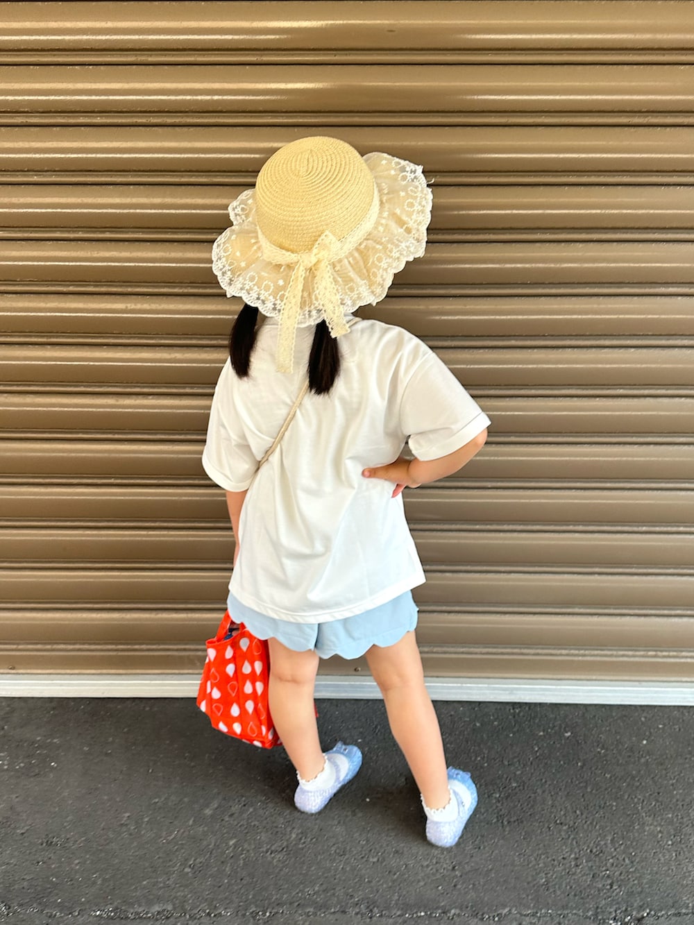 ホワイト系のTシャツ/カットソー、ブルー系のその他パンツ、ホワイト系のショルダーバッグを着用したキッズの夏コーディネートの4枚目の写真