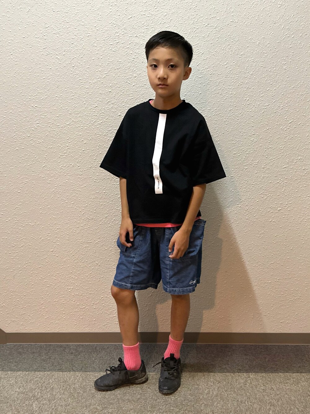 ブルー系のデニムパンツ、ブラック系のTシャツ/カットソー、ブラック系のスニーカーを着用したキッズの夏コーディネートの4枚目の写真