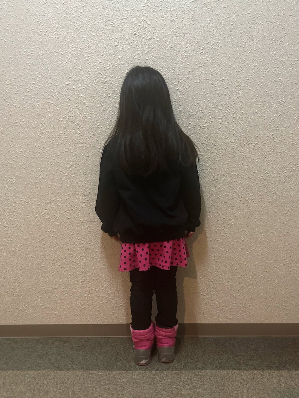 ブラック系のスウェット、ピンク系のその他パンツを着用したキッズの冬コーディネートの3枚目の写真