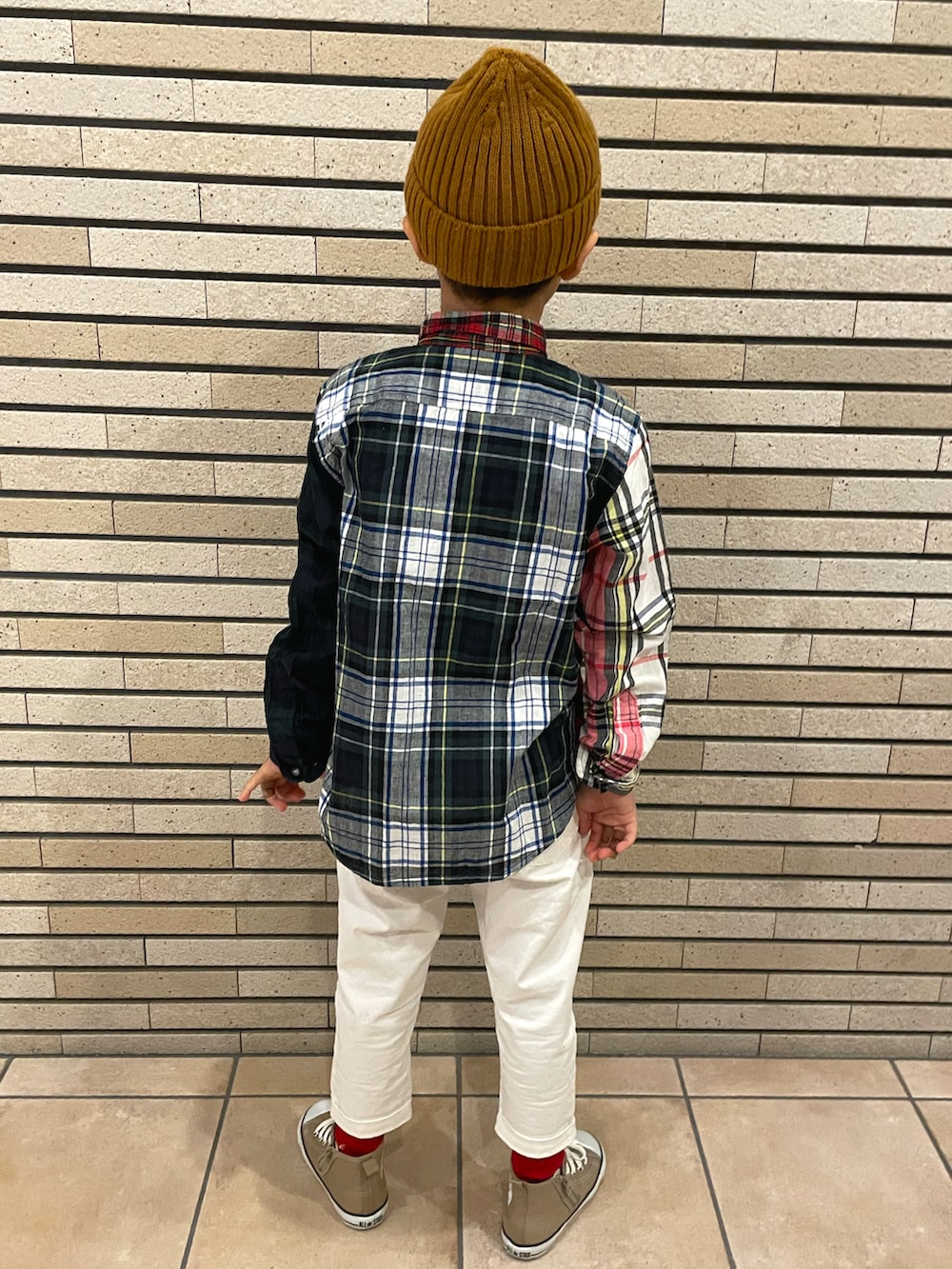 その他のシャツ/ブラウス、ホワイト系のその他パンツ、ベージュ系のスニーカーを着用したキッズの秋コーディネートの4枚目の写真